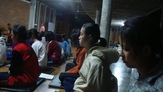 Fondazione Livia Benini - Meditazione mattutina dei bambini dell'orfanotrofio, prima di andare a scuola alle 6 del mattino.